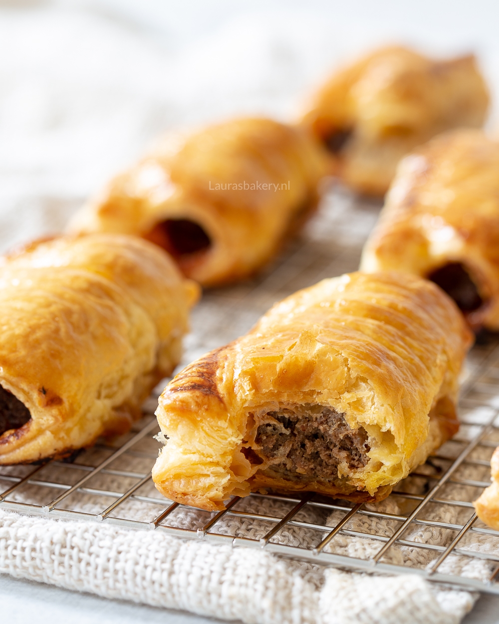 Saucijzenbroodjes - dutch sausage rolls puff pastry (2)