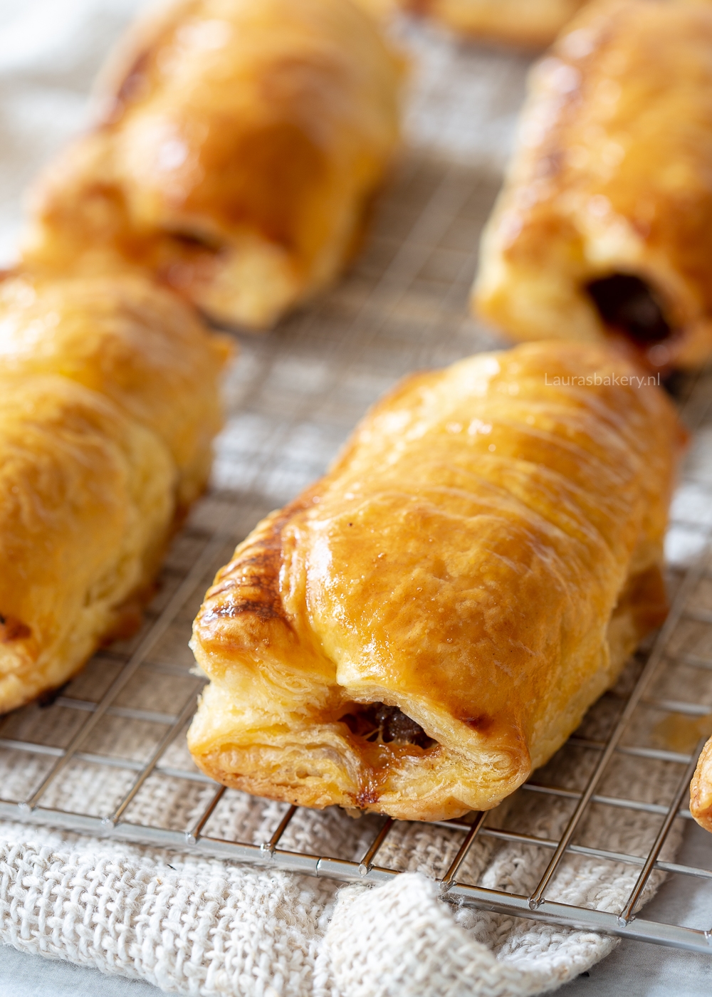 Saucijzenbroodjes - dutch sausage rolls puff pastry (4)