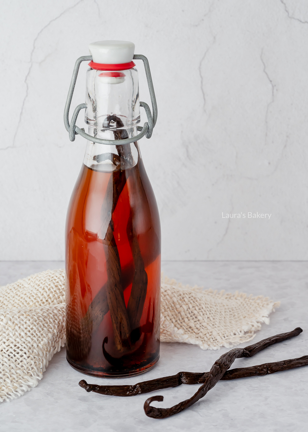 Homemade vanilla extract (only 2 ingredients!)