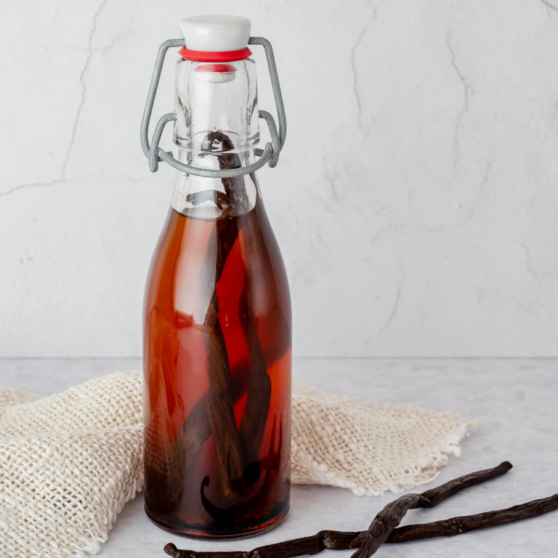 Homemade vanilla extract (only 2 ingredients!)