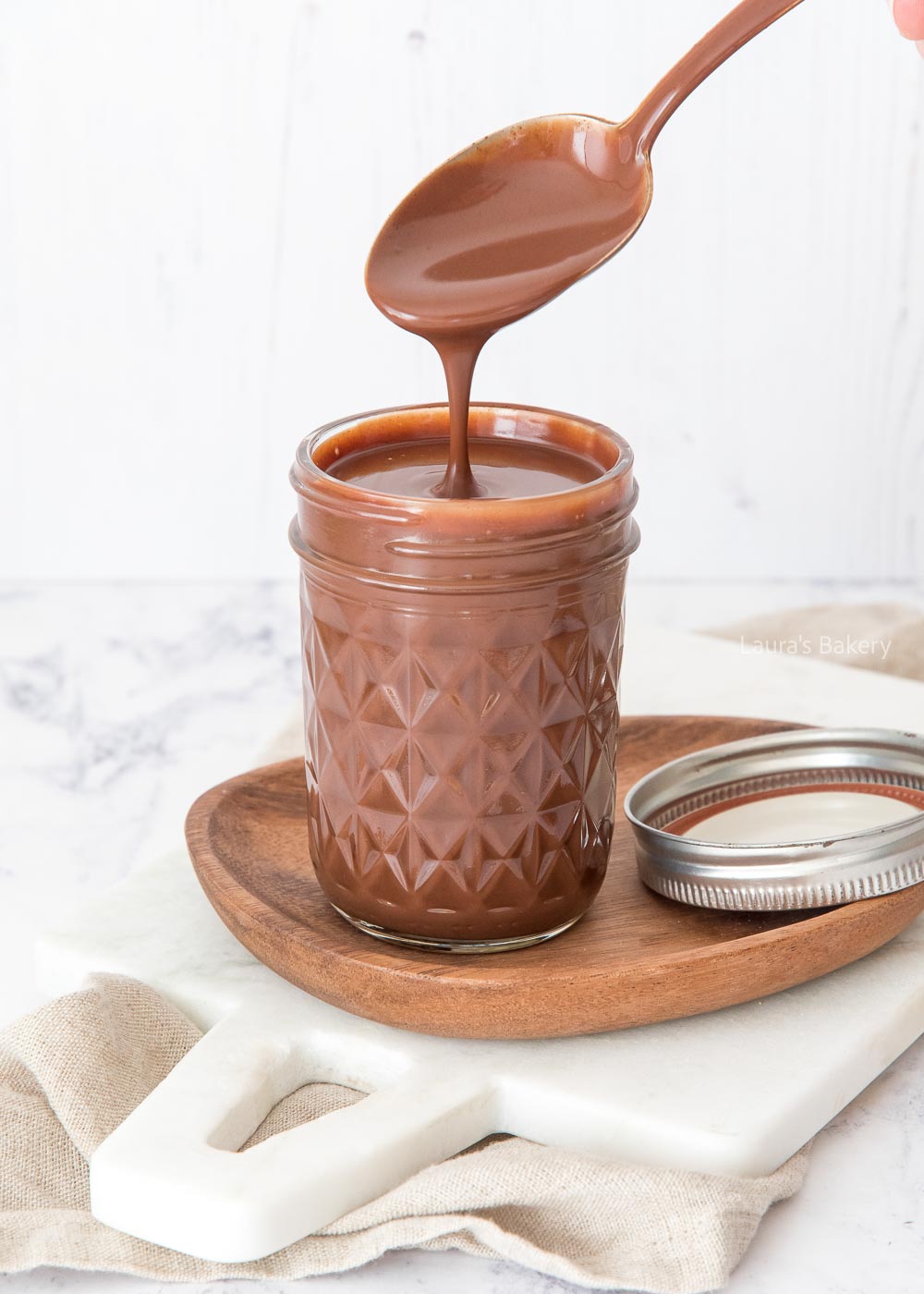 Easy homemade chocolate sauce (3 ingredients)